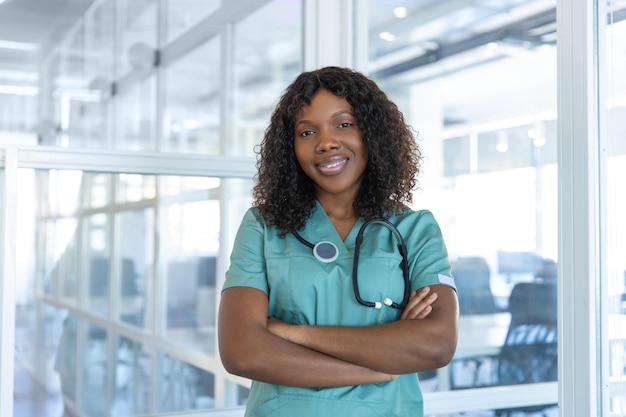 Zekerzinnige knappe Afrikaans-Amerikaanse jonge dokter in een labjas.
