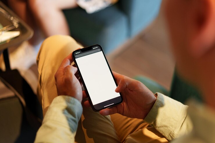 Foto zekerzinnige zakenman met een smartphone die in een restaurant zit
