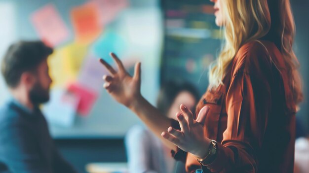 Zekerzinnige zakenvrouw die een vergadering leidt en iets aan haar collega's uitlegt terwijl ze in het kantoor staat