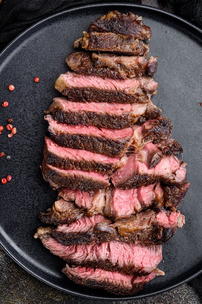 Zeldzame rib eye steaks met kruiden en specerijen set