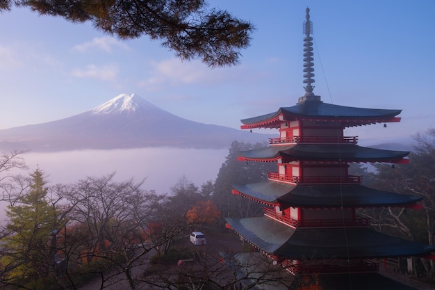 Zeldzame scène van Chureito-pagode en Mount Fuji met ochtendmist Japan in de herfst