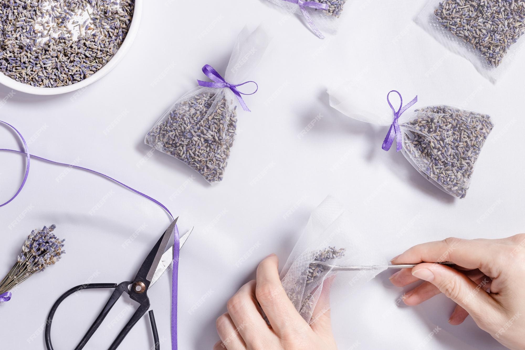 Recensie Doodt Waarschuwing Zelf lavendelzakjes maken voor thuis voor cadeaus natuurlijke geurzakjes  van organza op witte lavendel | Premium Foto