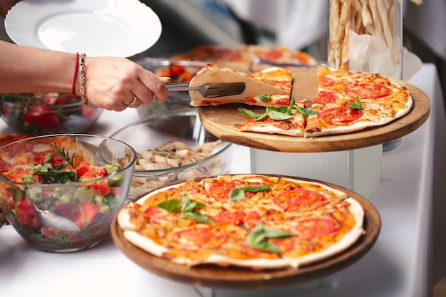 Zelfbediening aan het buffet Diverse pizza's en salades