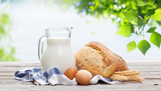 Zelfgebakken brood en melk op houten tafel