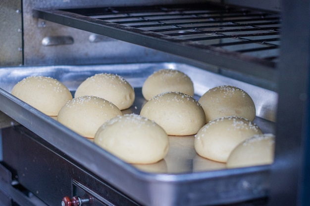 Zelfgebakken brood gaat de oven in