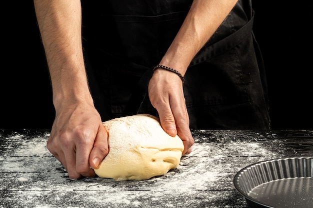 Zelfgebakken brood maken. Stapsgewijze instructies. De kok vormt het deeg