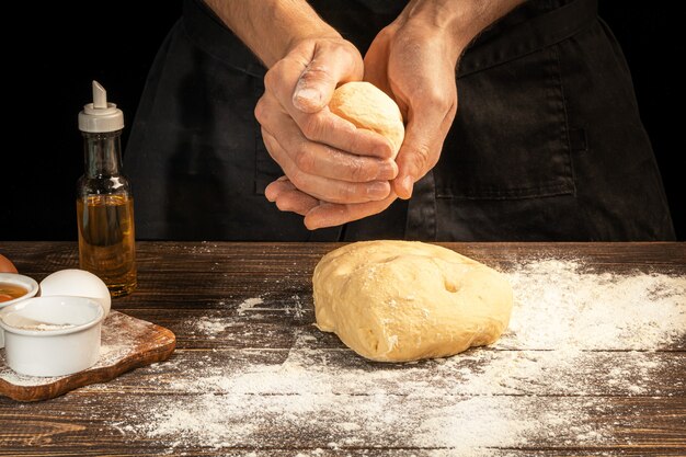 Zelfgebakken brood maken. Stapsgewijze instructies. De kok vormt het deeg