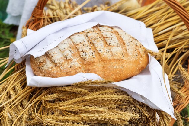 Zelfgebakken brood met korenaren