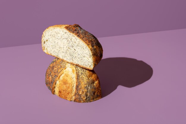 Zelfgebakken brood met maanzaad op een paarse achtergrond