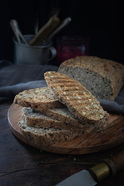 Zelfgebakken brood met zaden en glutenvrij Gezond boekweitbrood Sneetjes volkoren toast