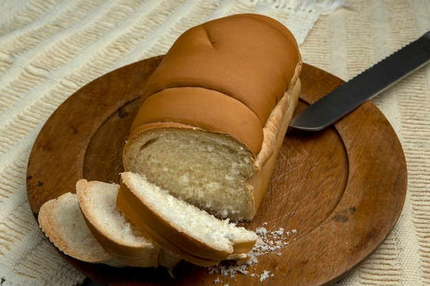 Zelfgebakken brood op een rustieke houten bord