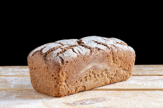 Zelfgebakken brood op houten tafel