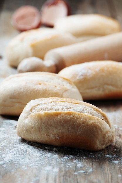 Zelfgebakken brood op tafel