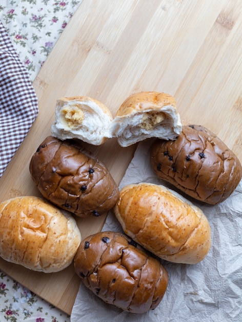 Zelfgebakken brood op tafel