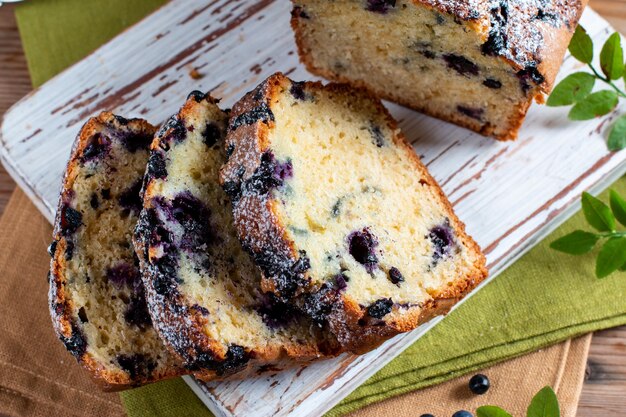 Zelfgebakken cake met bosbessen op houten tafel