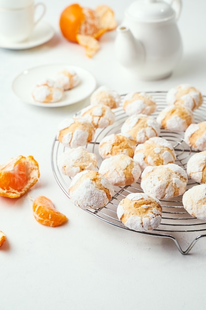 Zelfgebakken gebarsten clementinekoekjes die op bakselrek koelen