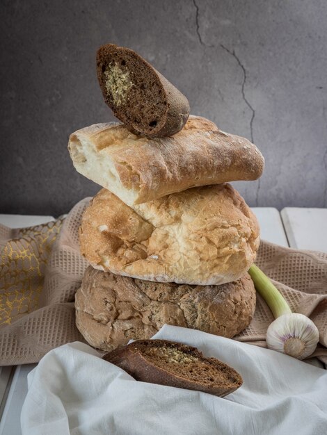 Zelfgebakken vers brood knoflook op een beige servet en houten tafel