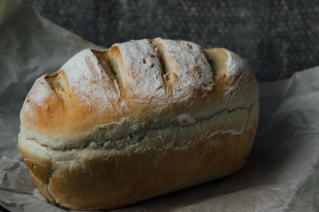 Zelfgebakken vers brood koelt af na het bakken Selectieve focusplaats voor tekst