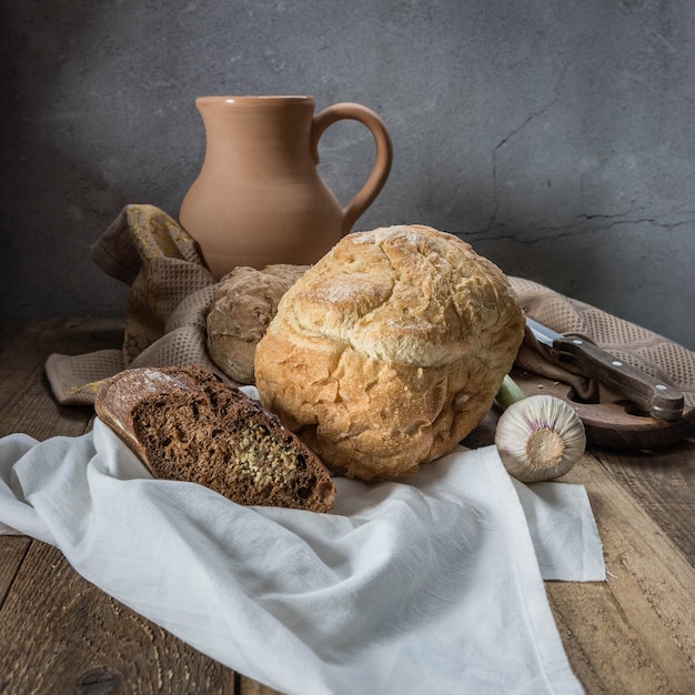 Zelfgebakken vers brood op een wit servet en houten tafel