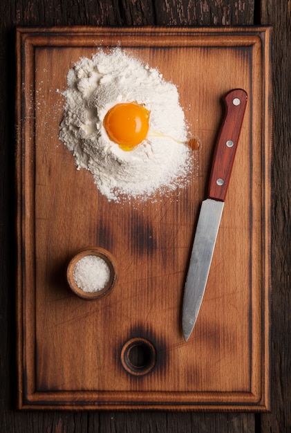 Zelfgemaakt bakken. deeg maken om te bakken. Eieren, bloem