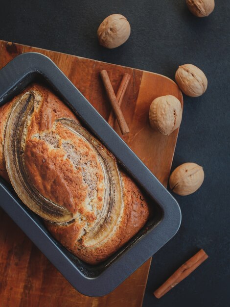 Zelfgemaakt bananenbrood met kaneel en walnoten