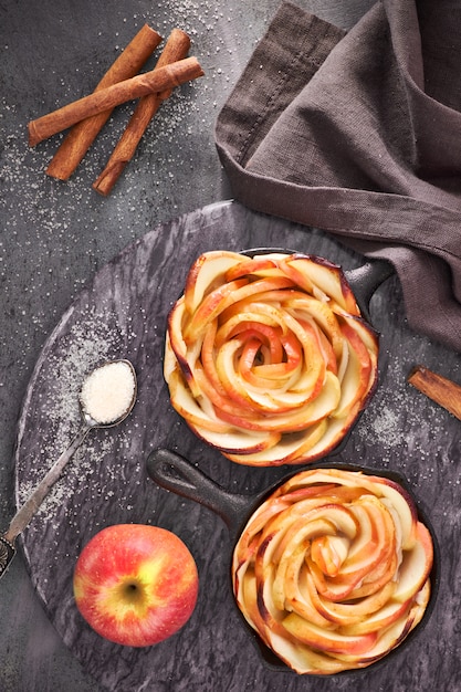 Zelfgemaakt bladerdeeg met roosvormige appelplakken gebakken in ijzeren koekenpannen