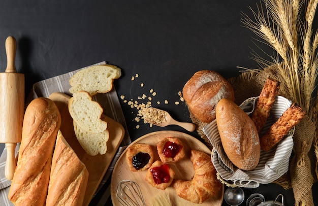 Zelfgemaakt brood of broodje, croissant en bakkerij