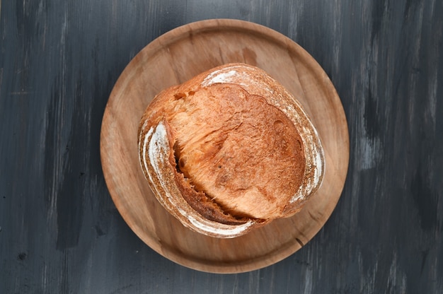 Zelfgemaakt brood op een donker hout. Hoge kwaliteit foto