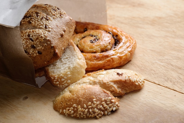 zelfgemaakt brood op houten plaat