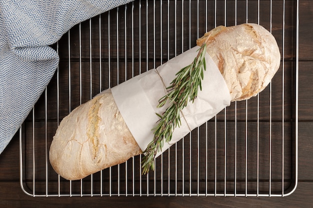 Zelfgemaakt brood op houten tafel