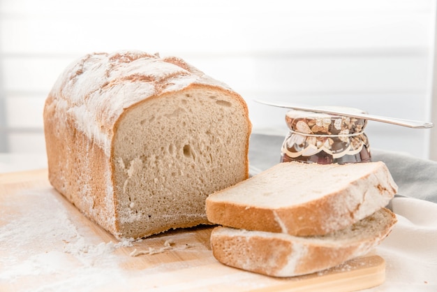 Zelfgemaakt brood over snijplankjam