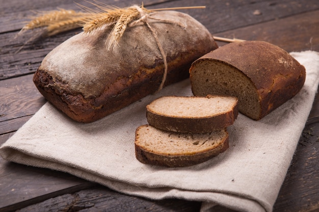 Zelfgemaakt brood van biologisch gefermenteerd thuis gekookt moutbrood