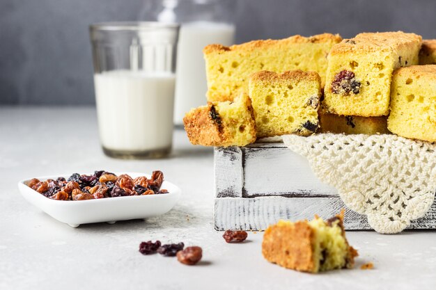 Zelfgemaakt cakebrood met rozijnen