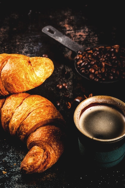 Zelfgemaakt continentaal ontbijt, koffie met kruiden, rietsuiker, croissants. jam