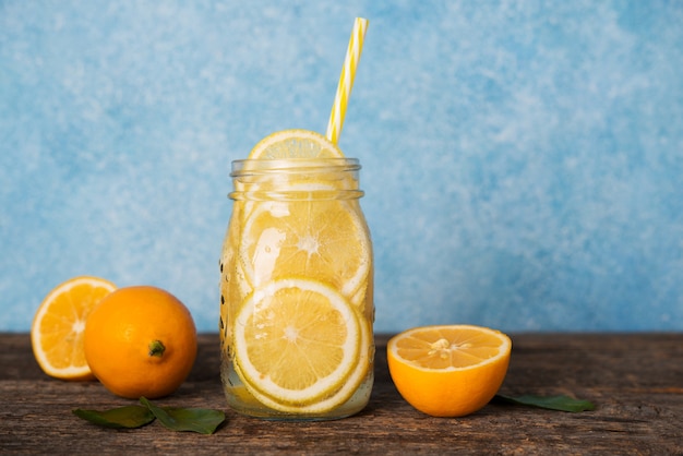 Zelfgemaakt detoxwater met citroen in een glazen pot