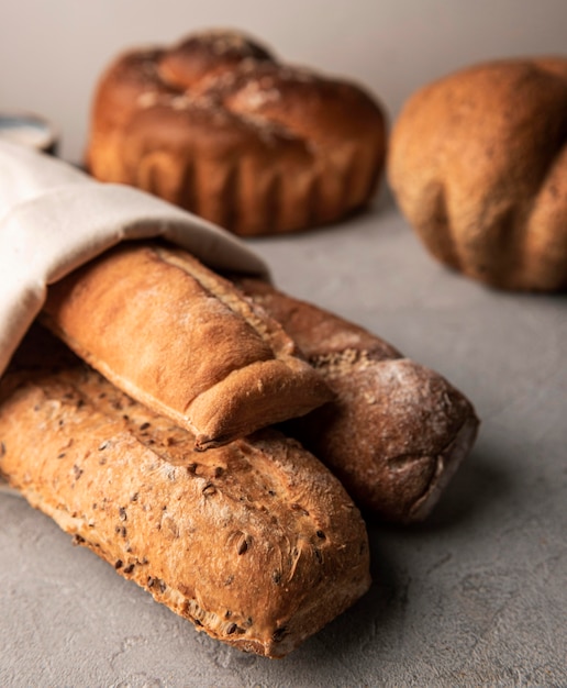 Zelfgemaakt divers gebakken brood