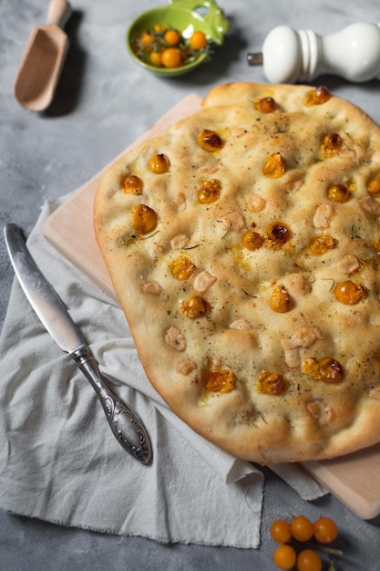 Zelfgemaakt eten, snacks voor de lunch, keukentafel met eten