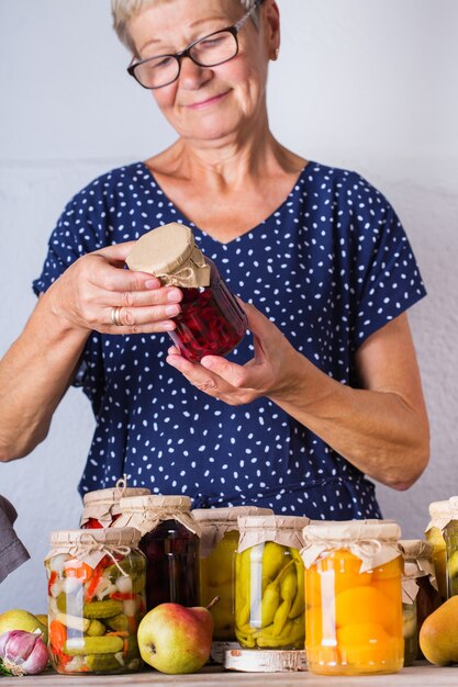 Zelfgemaakt geconserveerd gefermenteerd voedsel ingelegde gemarineerde groenten fruitcompote