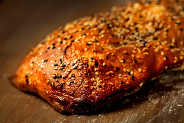 Zelfgemaakt glutenvrij brood met zaden en kruiden op een houten tafel thuis bakken tijdens quarantaine