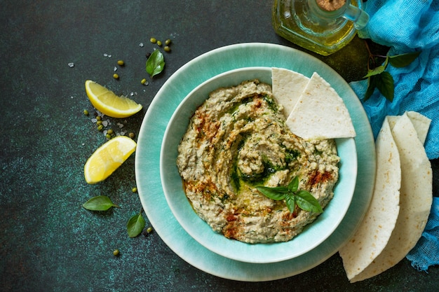 Zelfgemaakt heerlijk en gezond eiwit veganistisch Ramadan-eten Hummus met mung en tahini Bovenaanzicht