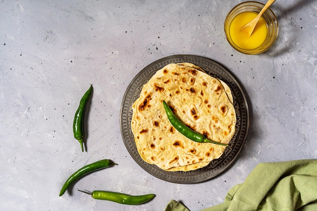 Zelfgemaakt Indiaas plat brood Chapati of Roti gemaakt met boter ghee bloem water Kopieer ruimte Bovenaanzicht