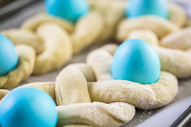 Zelfgemaakt Italiaans Paasbrood bakken met biologische blauwe eieren.