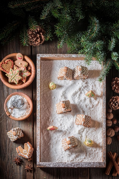 Zelfgemaakt kerstkoekjesdorp met sneeuwpop en bomen