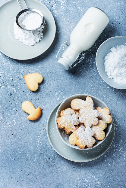 Zelfgemaakt koekje met poedersuiker