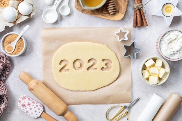 Zelfgemaakt koekjesdeeg in de vorm van nummers 2023 het concept van bakken voor nieuwjaar en kerstmis