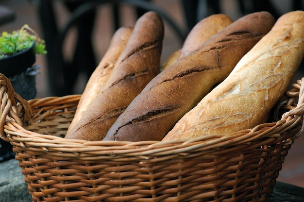 Zelfgemaakt koken van volkoren en granen met brood