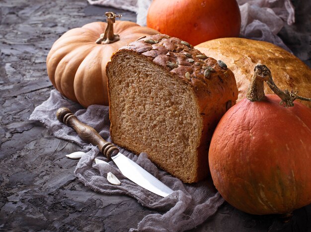 Zelfgemaakt pompoenbrood. Selectieve aandacht