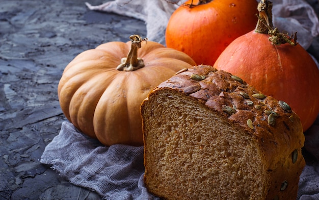 Zelfgemaakt pompoenbrood. Selectieve aandacht