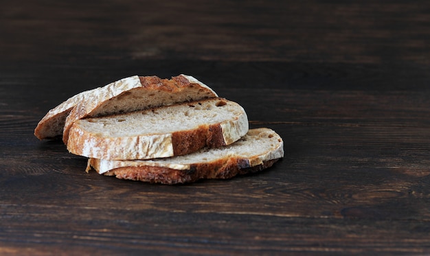 zelfgemaakt roggebrood op oude donkere houten achtergrond