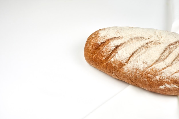 Zelfgemaakt rustiek. Vers brood van zelfgemaakt zuurdesembrood